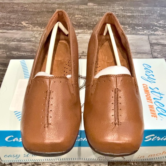 Easy Street Shoes Womens Size 8.5 Wide Tan Comfort‎ Wave Slip On Loafers NEW - Picture 2 of 11